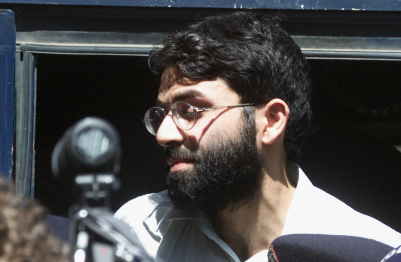 British-born Islamic militant Ahmed Omar Saeed Sheikh is surrounded by armed police as he leaves court in Karachi on March 29, 2002 (credit: REUTERS/ ZAHID HUSSEIN ZH/RCS)