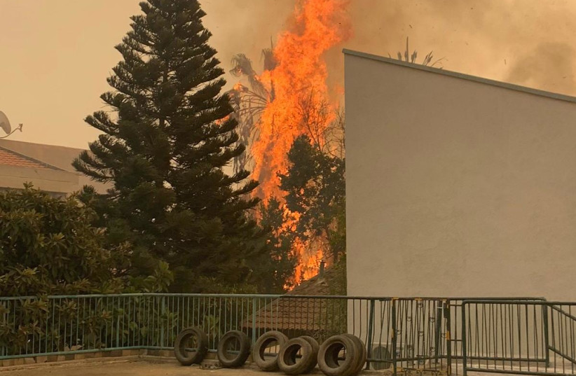 Un incendie engloutit une maison dans la ville de Nof HaGalil, le 9 octobre 2020 (crédit photo: UNITÉ DE LA POLICE SPOKESPERSON'S UNIT)