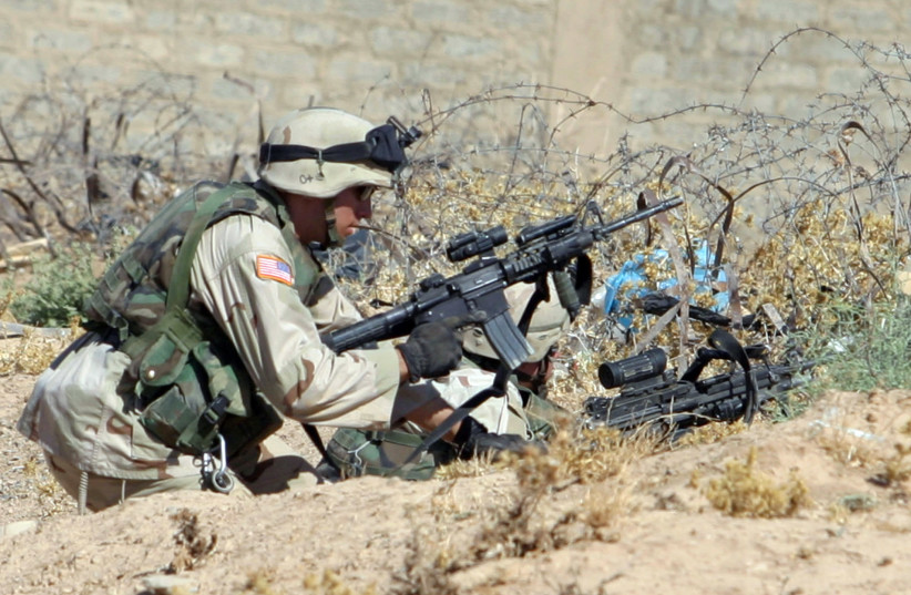 Des soldats américains se mettent à l'abri près de Tal Afar, en Irak, où le lieutenant-général HR McMaster commandait en 2004. (Crédit : REUTERS)