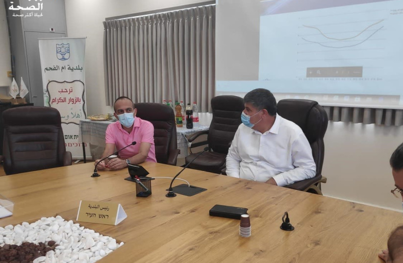 Le professeur Ronni Gamzu rend visite à Umm al-Fahm le 24 octobre 2020 (crédit photo: courtoisie)