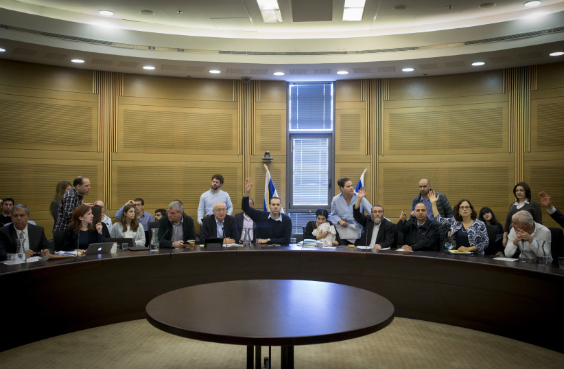 Israeli parliament members vote at the Finance committee, during a vote on the 2017-2018 state budget, at the Knesset, the israeli parliament in Jerusalem on December 19, 2016. (photo credit: YONATAN SINDEL/FLASH90)