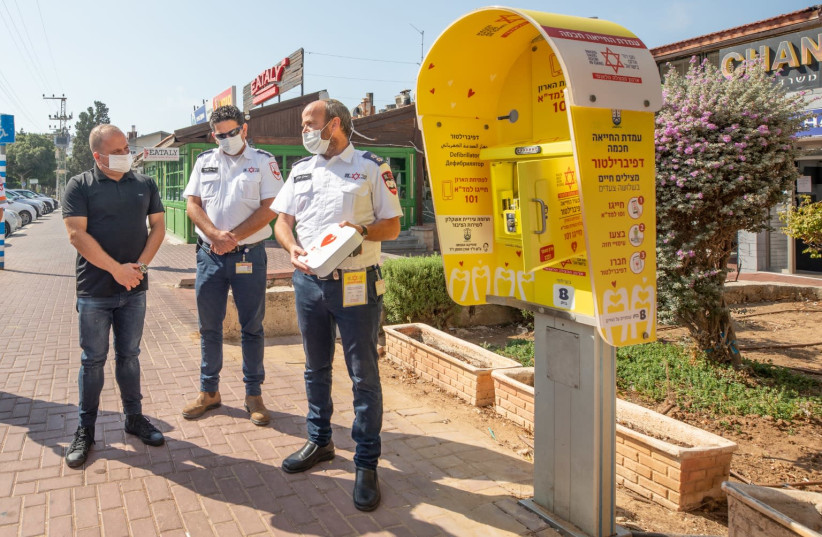 New defibrillator station in Ashkelon (photo credit: SIVAN METODI/ASHKELON MUNICIPALITY)