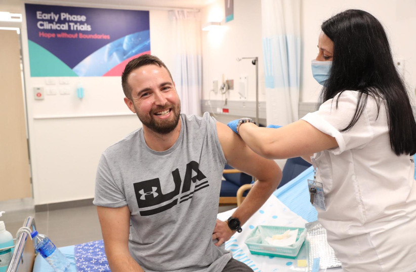Segev Harel devient la première personne à recevoir le nouveau vaccin contre le coronavirus de l'IIBR alors que les essais sur l'homme sont en cours, Sheba Medical Center, 1er novembre 2020 (crédit photo: BUREAU DU PORTE-PAROLE DU MINISTÈRE DE LA DÉFENSE)