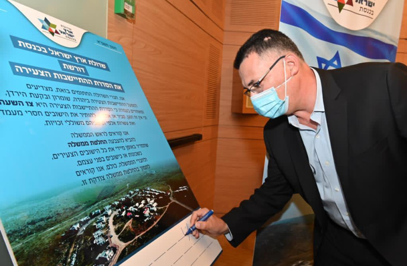 MK Gideon Saar signs a declaration demanding that Netanyahu authorize West Bank outposts (photo credit: KNESSET LAND OF ISRAEL CAUCUS)