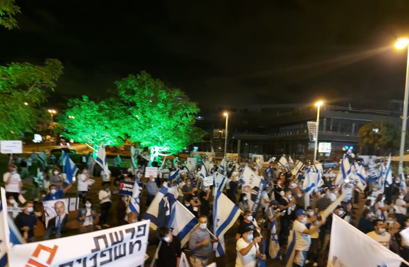 Hundreds of protesters call on AG Mandelblit to quit (photo credit: IM TIRTZU)