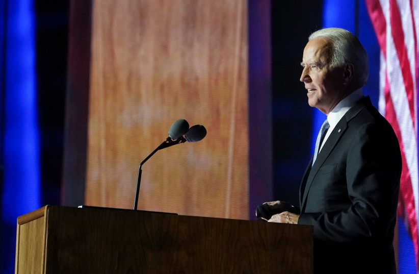 Joe Biden, candidat démocrate à la présidentielle américaine pour 2020, prend la parole lors de son rassemblement électoral, après que les médias ont annoncé que Biden avait remporté l'élection présidentielle américaine de 2020, à Wilmington, Delaware, États-Unis, le 7 novembre 2020 (crédit photo: KEVIN LAMARQUE / REUTERS)