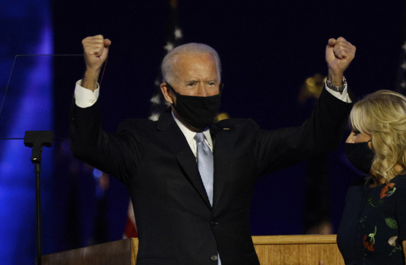 Le candidat démocrate à la présidentielle américaine de 2020, Joe Biden, célèbre avec sa femme Jill sur scène lors de son rassemblement électoral, après que les médias ont annoncé que Biden avait remporté l'élection présidentielle américaine de 2020 contre le président Donald Trump, à Wilmington, Delaware, États-Unis, le 7 novembre 2020. crédit photo: JIM BOURG / REUTERS)