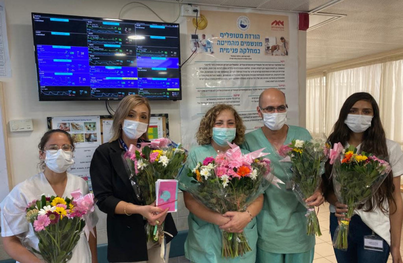 Frontline healthcare workers receive Flowers for Shabbat. (photo credit: SHABBAT PROJECT)