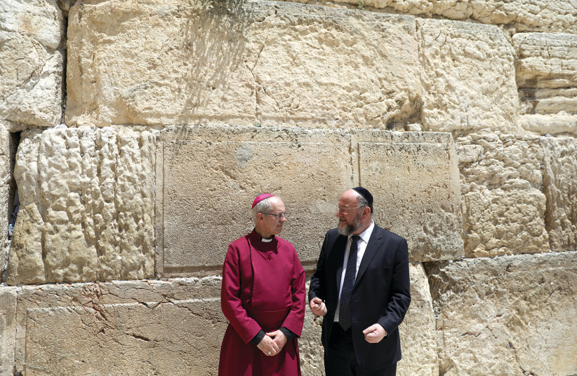 Archbishop of Canterbury Justin Welby and Britain’s Chief Rabbi Ephraim Mirvis visit the Western Wall on May 3, 2017 (photo credit: RONEN ZVULUN / REUTERS)