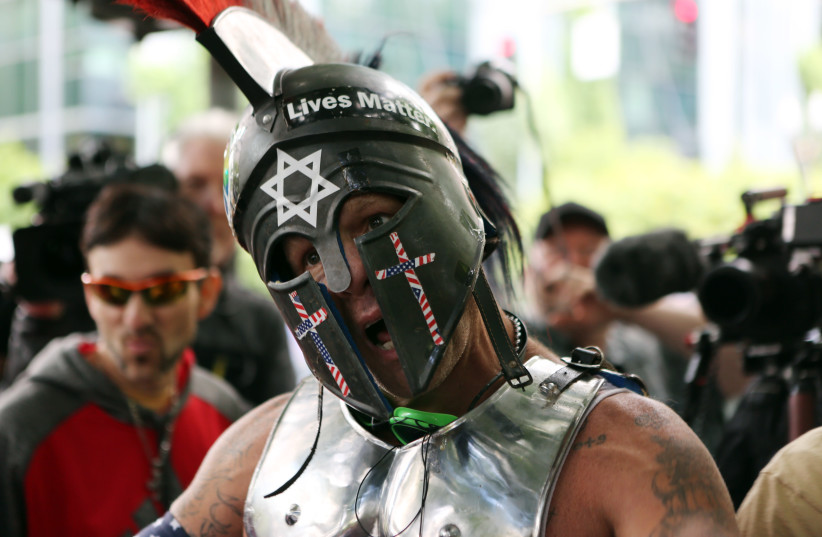 Kyle Chapman, militant de Proud Boys, lors d'un rassemblement à Portland le 4 juin 2017. Chapman dit maintenant qu'il a transformé le groupe en une organisation suprémaciste explicitement blanche. (Natalie Behring / Getty Images) (crédit photo: NATALIE BEHRING / GETTY IMAGES / JTA)