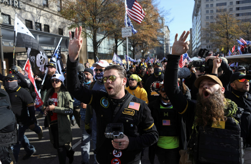 Les partisans du président américain Trump protestent contre les résultats des élections, à Washington (crédit photo: REUTERS / JIM URQUHART)