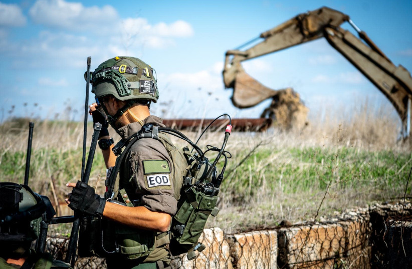 Les troupes de Tsahal près de l'emplacement des engins piégés exposés. (crédit photo: UNITÉ DE PORTE-PAROLE DE L'IDF)