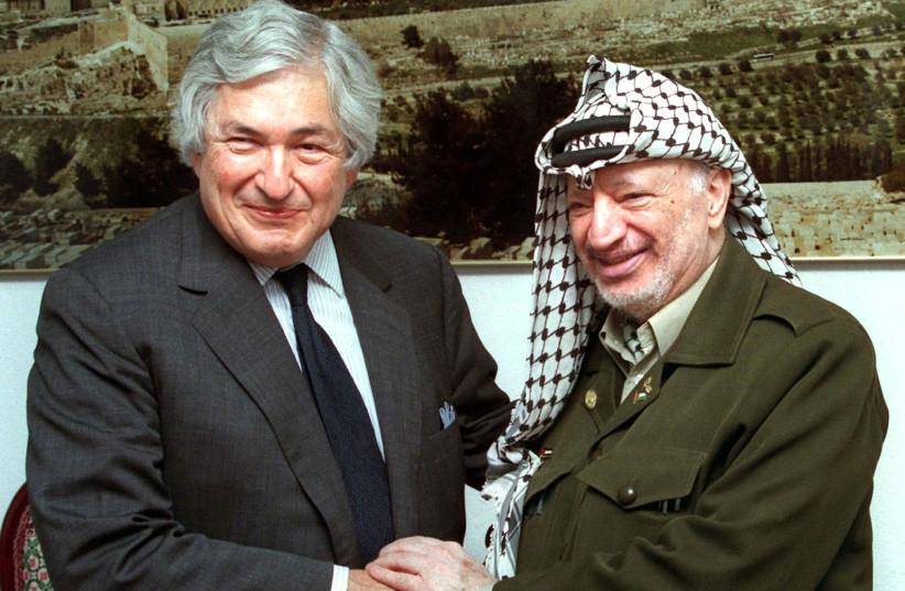 Palestinian President Yasser Arafat (R) greets World Bank President James Wolfensohn at Arafat's office in Gaza City July 22, 1999.FILE PHOTO: Palestinian President Yasser Arafat (R) greets World Bank President James Wolfensohn at Arafat's office in Gaza City July 22, 1999. (photo credit: REUTERS/POOL)