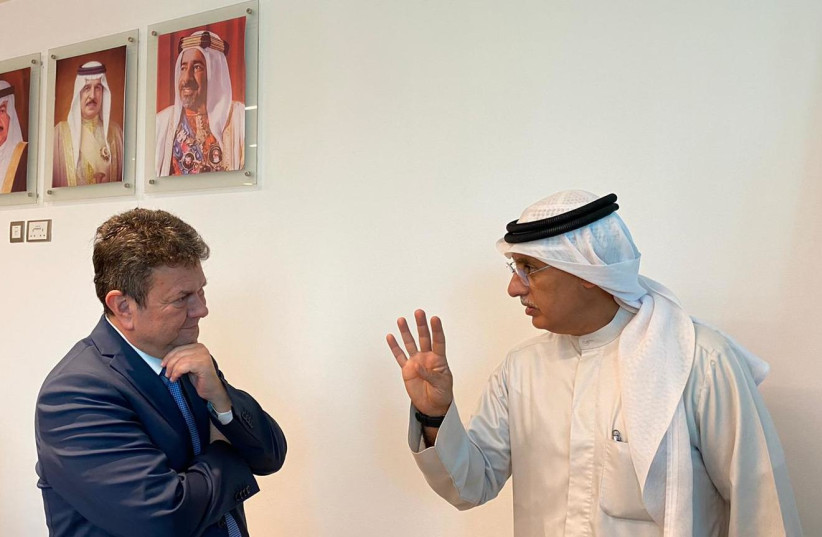 IEI chairman Adiv Baruch (L) converses with Bahrain's Industry, Commerce and Tourism Minister Zayed Bin Rashid Al Zayani. (R).  (photo credit: Courtesy)