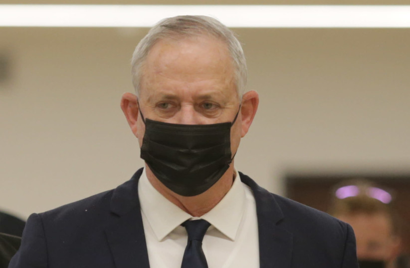 Le leader de Kakhol lavan Benny Gantz est vu lors du vote préliminaire pour dissoudre la Knesset le 2 décembre 2020 (crédit photo: ALEX KOLOMOISKY / YEDIOT AHARONOT / POOL)