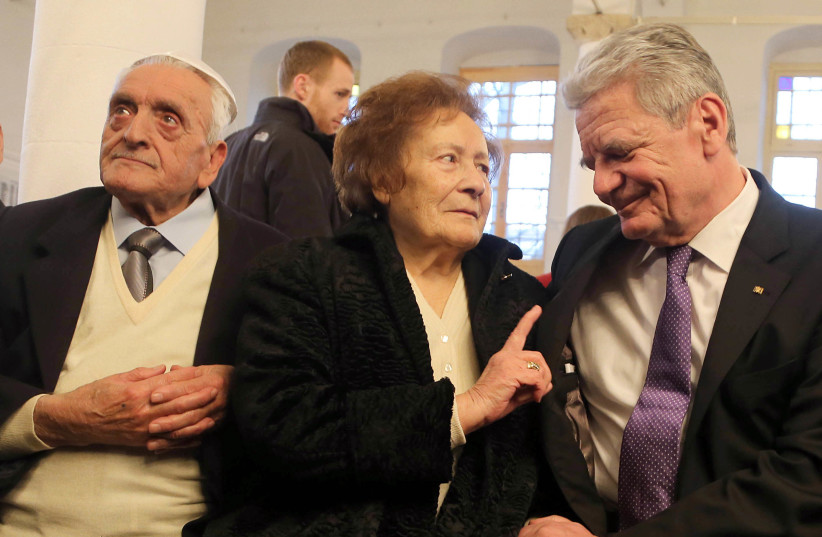 Esther Cohen is flanked by her husband Samuel, left, and German President Joachim Gauck in Ioannina, Greece, March 7, 2014.  (photo credit: WOLFGANG KUMM/PICTURE ALLIANCE VIA GETTY IMAGES)