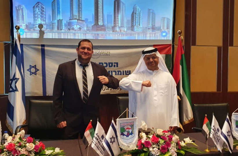 Samaria Regional Council head Yossi Dagan and FAM Holding CEO Faisal Ali Mousa are seen at the signing of the export contract in Dubai. (photo credit: NOAM PARADISE)