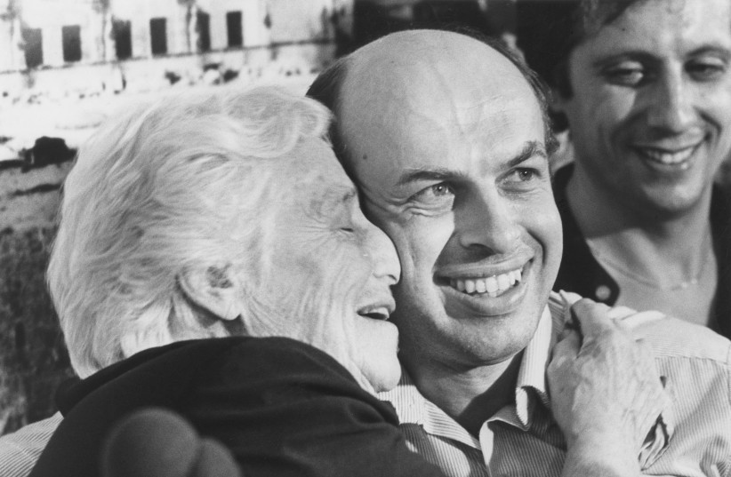 FORMER REFUSENIK and Soviet prisoner, Israeli politician, human rights activist and author Natan Sharansky with his mother after he landed in Israel on February 11, 1986. (credit: MOSHE SHAI/FLASH90)