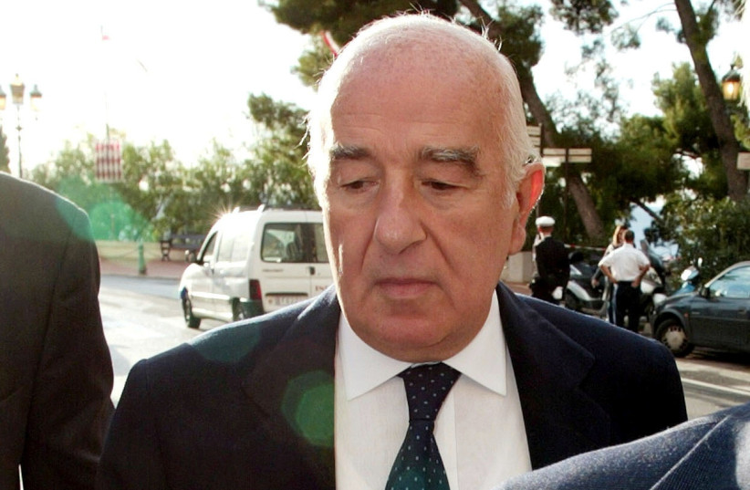 Joseph Safra, brother of billionaire Edmond Safra arrives at Monaco law court to attend the trial of American nurse Ted Maher charged in the arson death of his billionaire employer Edmond Safra three years ago arrives with policeman at Monaco law court November 21, 2002.  (photo credit: REUTERS/ERIC GAILLARD/FILE PHOTO)