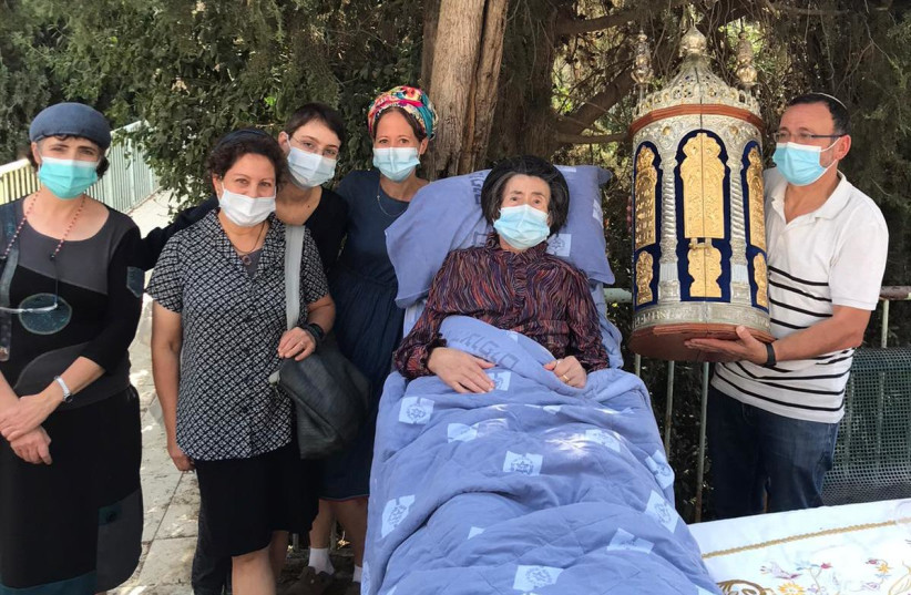 Miriam and the hospice staff at the synagogue with her Torah scroll. (photo credit: HADASSAH SPOKESPERSON)