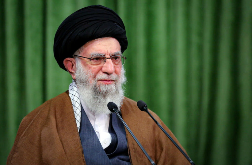 Le guide suprême de l'Iran, l'ayatollah Ali Khamenei, prononce un discours virtuel, à l'occasion de l'anniversaire du prophète Mohammad, à Téhéran, Iran, le 3 novembre 2020. (Crédit photo : SITE WEB OFFICIEL DE KHAMENEI/DOCUMENT VIA REUTERS)