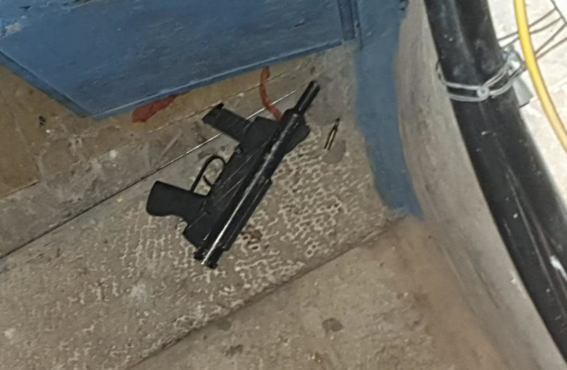 Arme utilisée pour attaquer la police dans la vieille ville de Jérusalem, 21 décembre 2020 (crédit photo: POLICE ISRAEL)