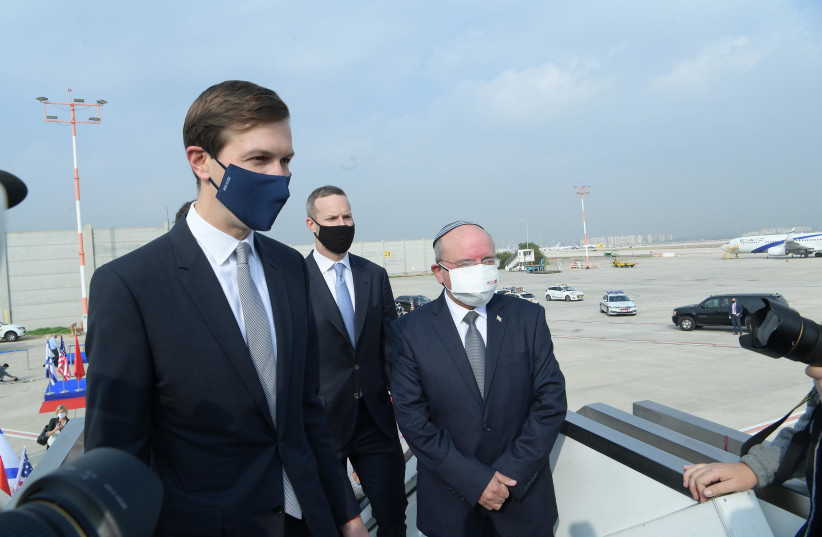 Le conseiller principal de la Maison Blanche, Jared Kushner, debout à côté du conseiller à la sécurité nationale d'Israël Meir Ben Shabbat (crédit photo: GPO)