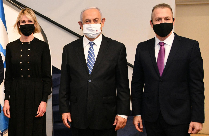 US Ambassador to the UN Kelly Craft (L), Prime Minister Benjamin Netanyahu and Israel's Ambassador to the UN Gilad Erdan (photo credit: HAIM ZACH/GPO)
