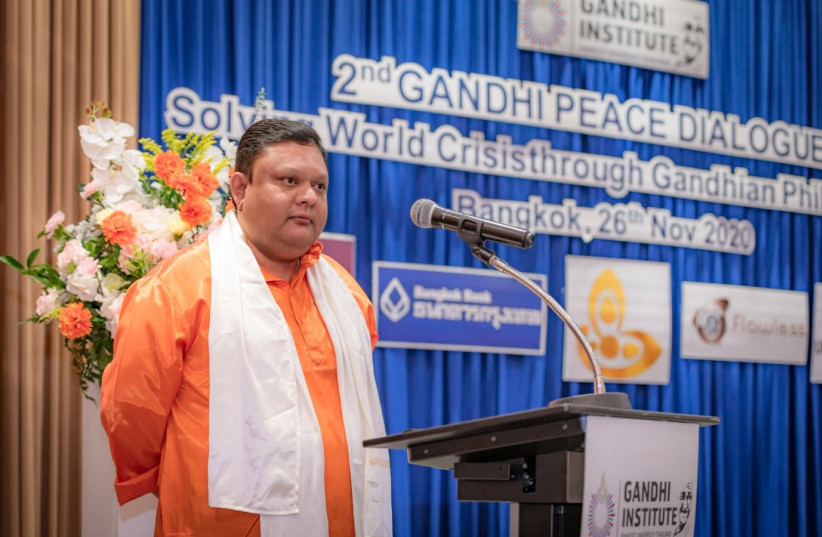 Guruji Shrii Arnav address Diplomats, Statesmen and Dignitaries in the 2nd Gandhi Peace Dialogue-Solving World Crises by Gandhian Philosophy (photo credit: GEMSTONEUNIVERSE)