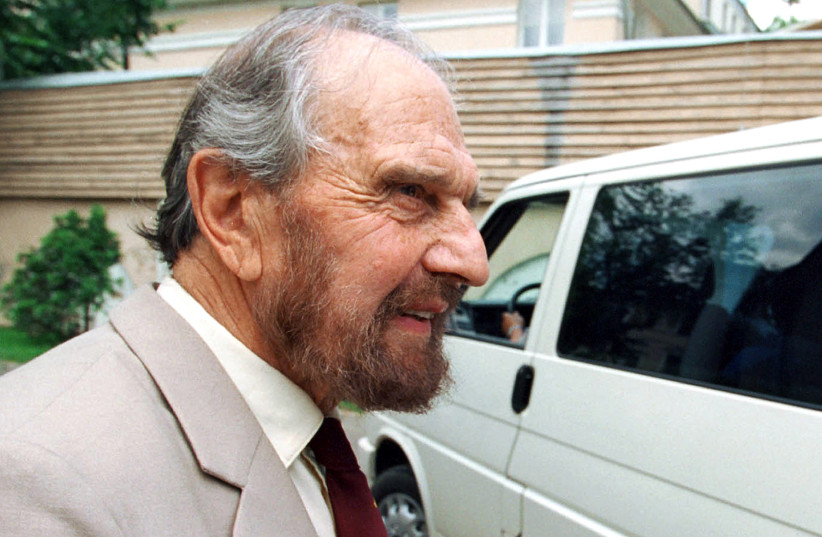 George Blake, a former MI6 officer, enters a car in Moscow, Russia on June 28, 2001. (photo credit: YURI MARTIANOV/KOMMERSANT PHOTO/AFP VIA GETTY IMAGES)