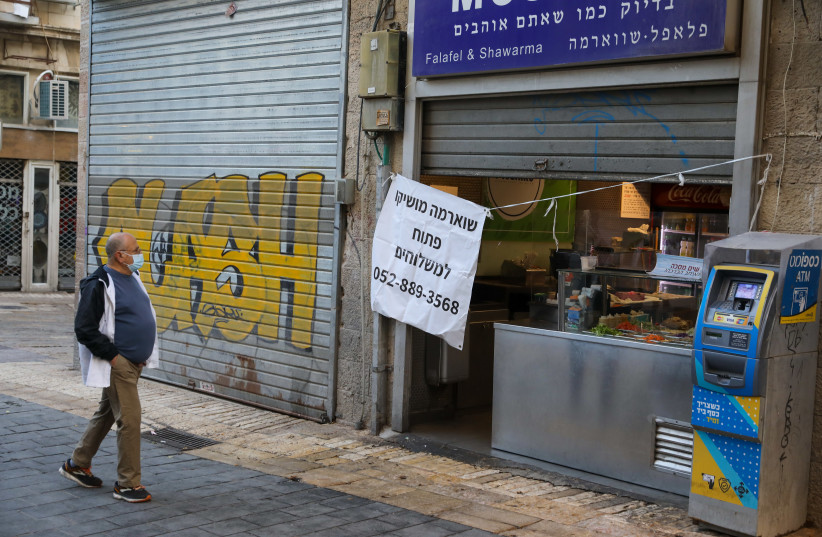 A Jerusalem shwarma restauraunt is seen open for deliveries only amid the third coronavirus lockdown, on December 31, 2020. (photo credit: MARC ISRAEL SELLEM/THE JERUSALEM POST)