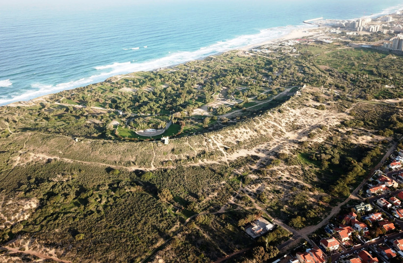 A view of the northwestern Ashkelon area. (photo credit: DR. RAFAEL LEWIS)