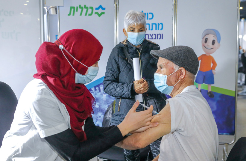 SE FAIRE INOCULER dans une clinique Clalit de Jérusalem cette semaine (crédit photo: MARC ISRAEL SELLEM / THE JERUSALEM POST)