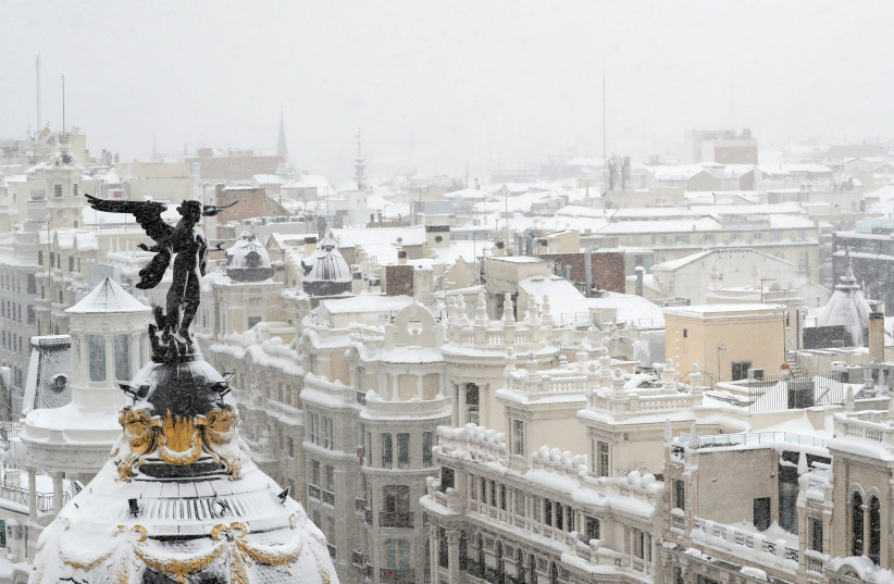 Vedere de pe acoperișul centrului cultural Circulo de Bellas Artes în timpul unei ninsori abundente în Madrid (credit: REUTERS / SUSANA VERA)