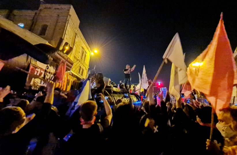 Anti-Netanyahu protests in Jerusalem continue for the 29th consecutive week, Saturday, January 9, 2020. (photo credit: BEN COHEN)