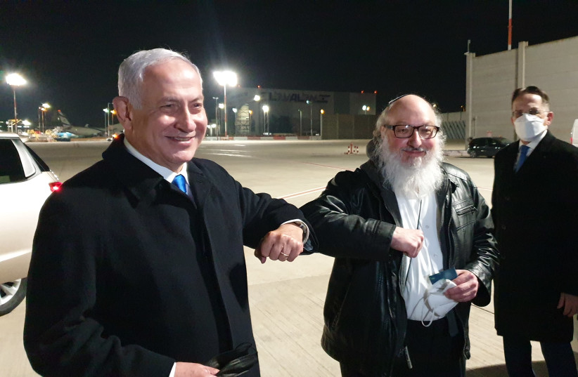 Prime Minister Benjamin Netanyahu greets Jonathan Pollard at Ben-Gurion Airport. (photo credit: PRIME MINISTER'S OFFICE)