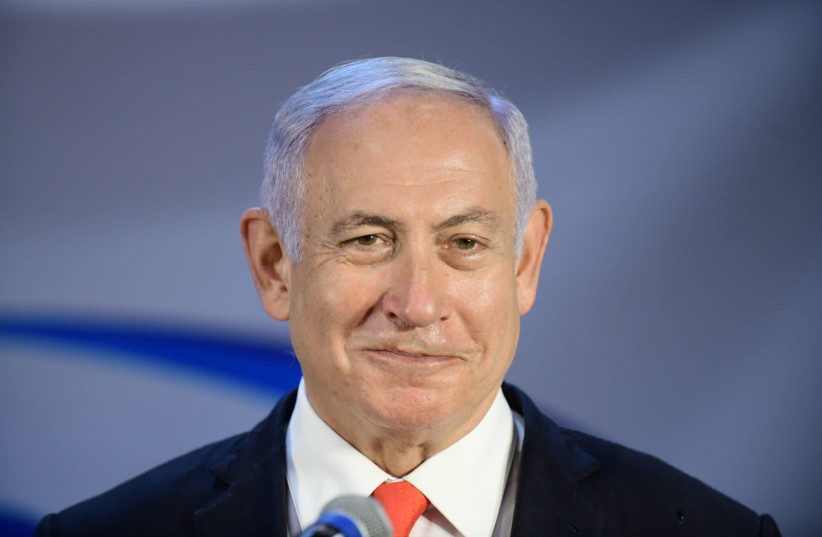 Le Premier ministre Benjamin Netanyahu et le ministre de la Santé Yuli Edelstein vus lors de la vaccination des deux millions de récipiendaires, à Ramla, le 14 janvier 2021 (crédit photo: TOMER NEUBERG / FLASH90)