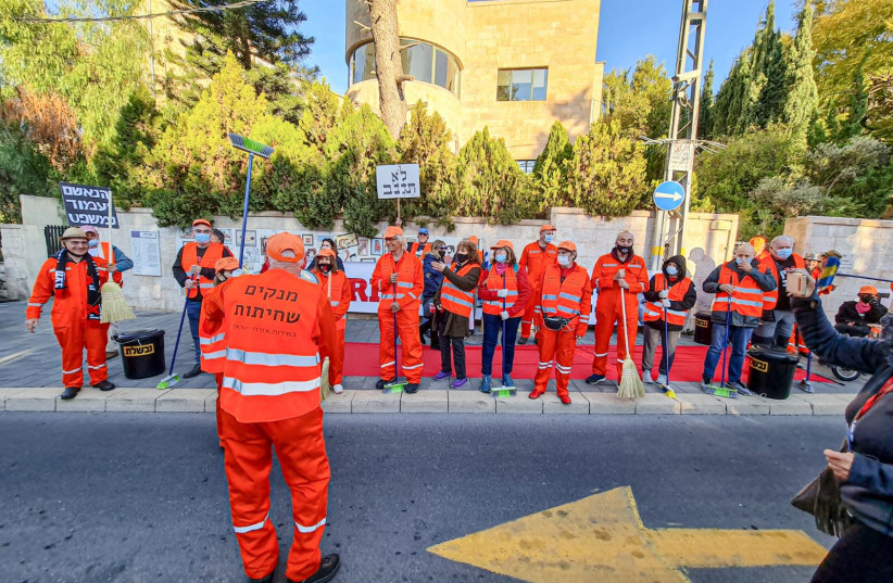 Protesters outside Prime Minister's Residence ahead of Netanyahu's pretrial hearing, Feb. 8, 2021 (photo credit: BEN COHEN)