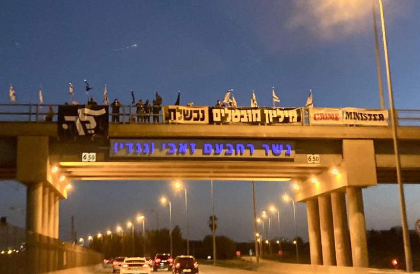 Anti-Netanyahu protesters gathered at junctions and on bridges across the country Saturday.  (photo credit: AVSHALOM SASSONI/MAARIV)