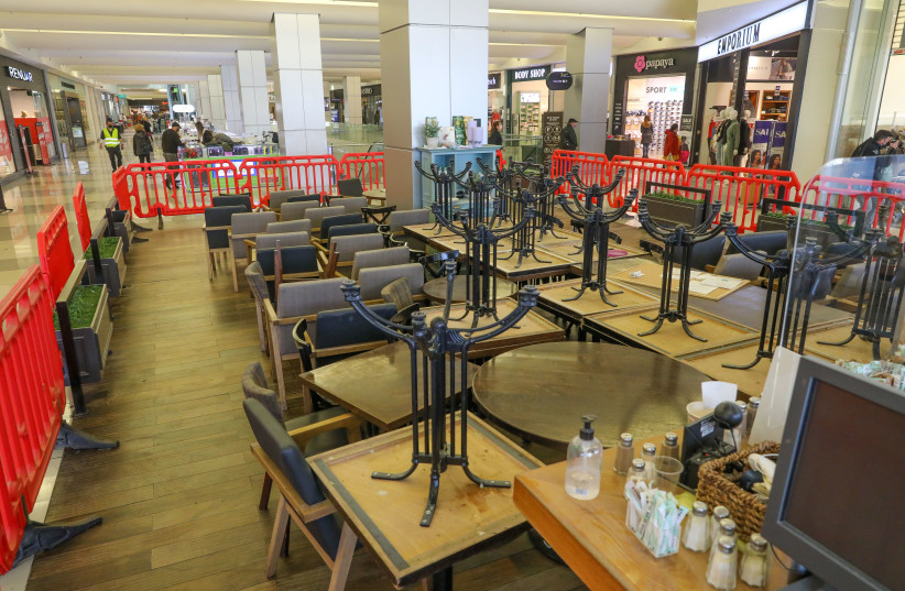 A mall in Israel opens up after the country's third coronavirus lockdown. (photo credit: MARC ISRAEL SELLEM)