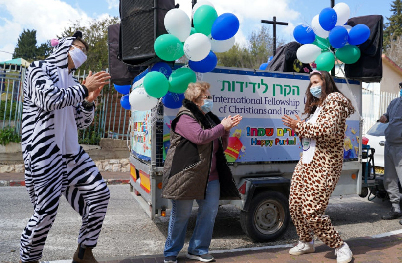 Hundreds of Fellowship volunteers visit 1,500 lonely elderly on Purim  (credit: Courtesy)