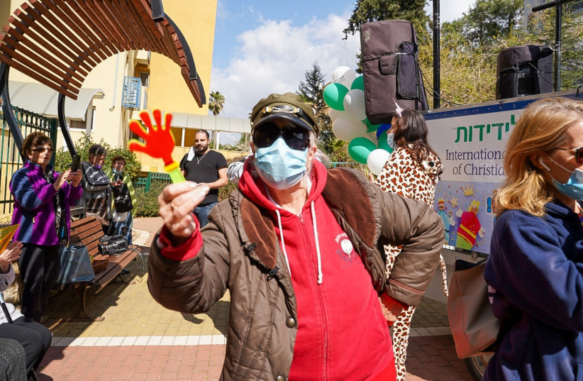 Hundreds of Fellowship volunteers visit 1,500 lonely elderly on Purim  (photo credit: Courtesy)
