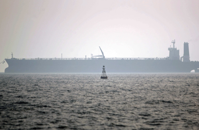 Un pétrolier charge du gaz dans le port maritime d'Assaluyeh dans le golfe Persique, à 1 400 km (870 miles) au sud de Téhéran, en Iran, le 27 mai 2006. (Crédit photo : MORTEZA NIKOUBAZI/REUTERS)