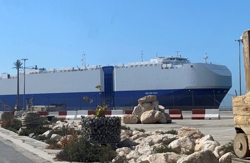 Un navire appartenant à des Israéliens touché par une explosion dans la voie navigable stratégique du golfe d'Oman est aperçu après son arrivée dans un port de Dubaï, aux Émirats arabes unis (crédit photo : REUTERS/ABDEL HADI RAMAHI)