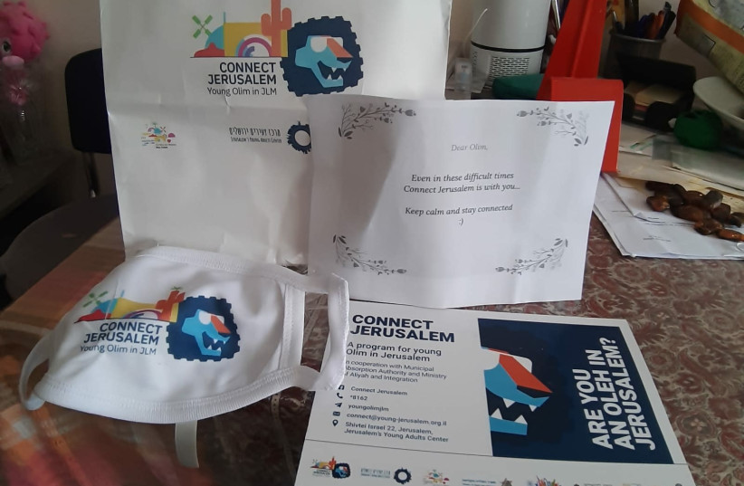 Suprise bags handed out to new olim in quarantine in Jerusalem, March 2021 (photo credit: JERUSALEM YOUNG ADULTS CENTER/JERUSALEM MUNICIPALITY)