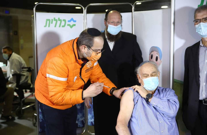 Eli Beer vaccinating a patient in January (photo credit: UNITED HATZALAH‏)