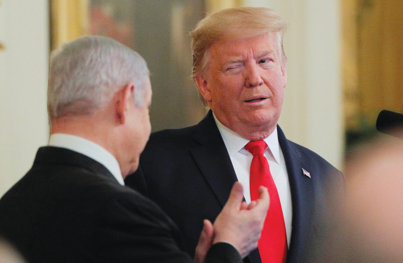 PRESIDEN AS saat itu Donald Trump mengedipkan mata pada Perdana Menteri Benjamin Netanyahu selama konferensi pers bersama di Gedung Putih pada Januari.  (kredit: BRENDAN MCDERMID/REUTERS)