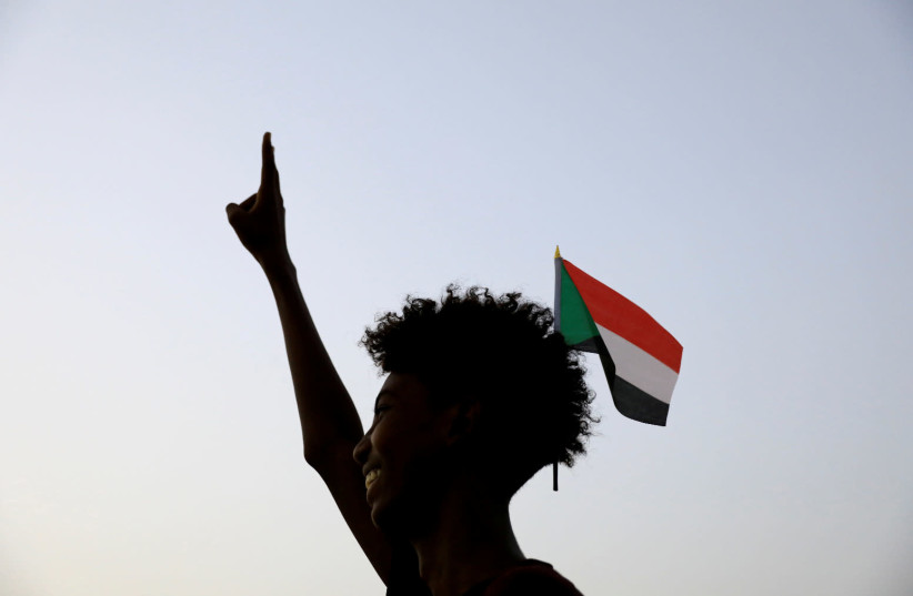 Un manifestant soudanais, cherchant à relancer un régime civil dans le tumulte continu depuis le renversement de l'ancien président Omar el-Béchir il y a plus de deux mois, fait un signe de victoire lors d'une manifestation à Khartoum, Soudan, le 27 juin 2019 (crédit photo : REUTERS/UMIT BEKTAS/FICHIER PHOTO)