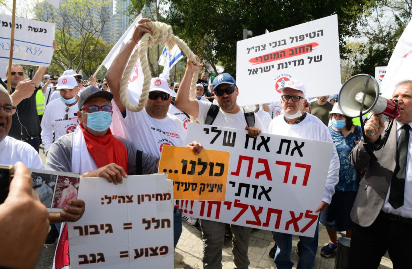 A protest by disabled IDF veterans in Tel Aviv, April 18, 2021 (credit: AVSHALOM SASSONI/MAARIV)