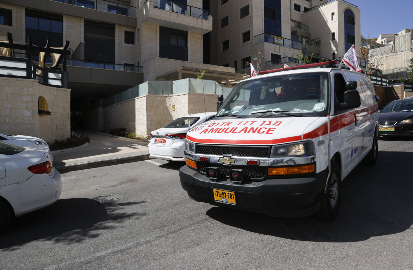 Israeli police officers and paramedics are seen outside the house of the former Chairman Israel's Zaka rescue unit, Yehuda Meshi Zahav,in Givaat Zeev on April 22, 2021.  (credit: YONATAN SINDEL/FLASH 90)